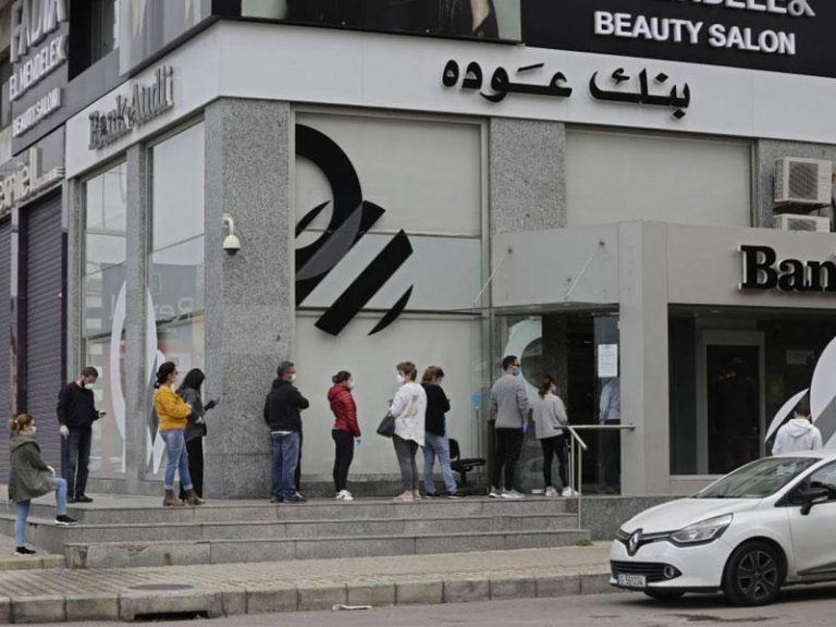 خبير مالي يحذر.. لا تسحبوا الودائع بالدولار!