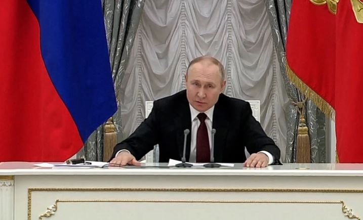 بوتين: كل ما يجري في أوكرانيا يتم من خلال مستشارين ولا سيما الولايات المتحدة