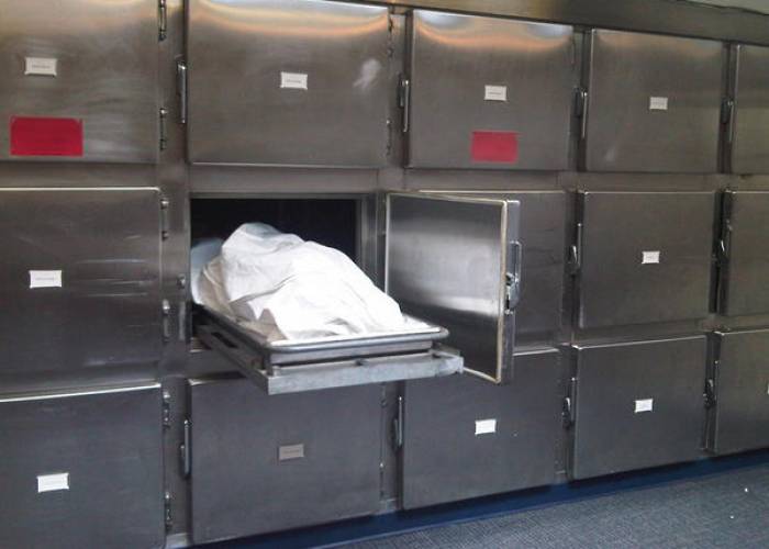 صوت “شخير” داخل ثلاجة الموتى!