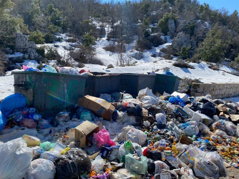 في لبنان.. الثلوج تختلط بالنفايات!