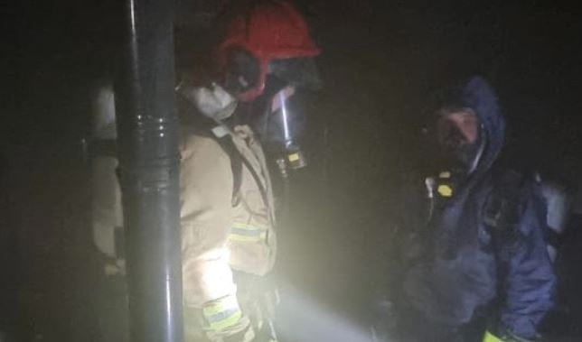 إخماد حريق وإنقاذ مواطن من داخل شقة في ميس الجبل