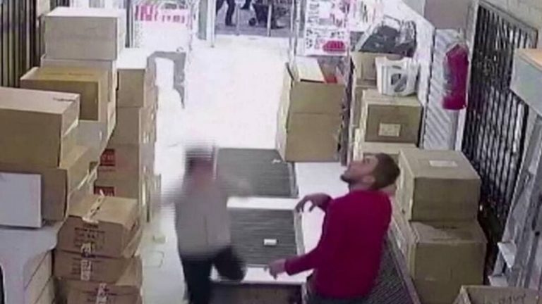 بالفيديو: شاب يسقط في حفرة أثناء انشغاله بهاتفه