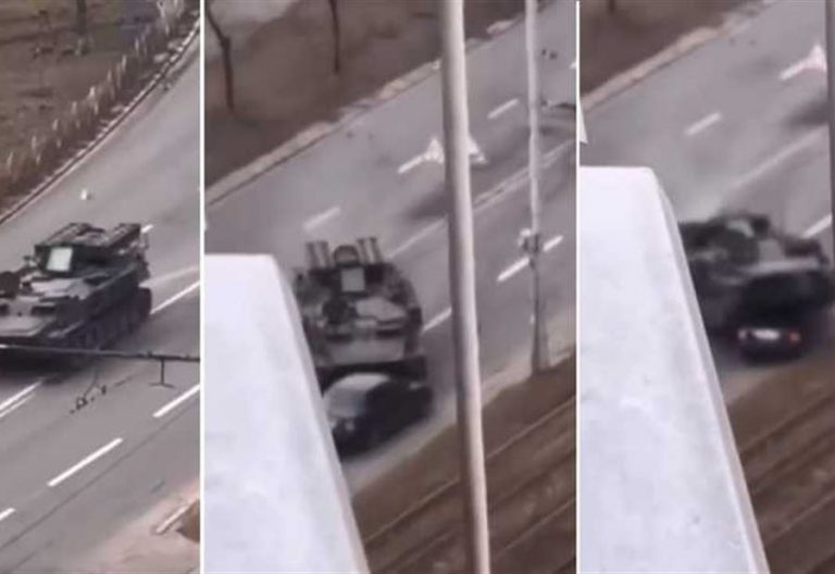 بالفيديو: دبابة روسية تسحق سيارة تقودها سيدة قرب كييف