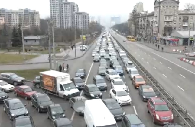 بالفيديو: زحمة خانقة وتدافع عند محطات الوقود في كييف