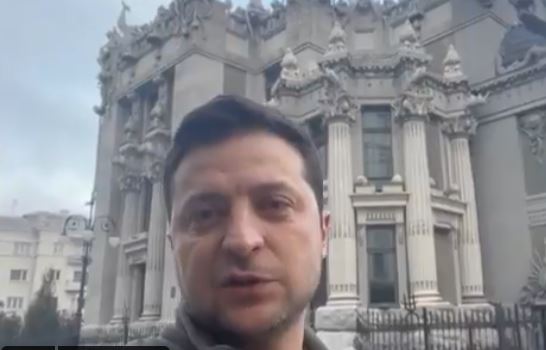 بالفيديو.. زيلينسكي: أنا هنا!