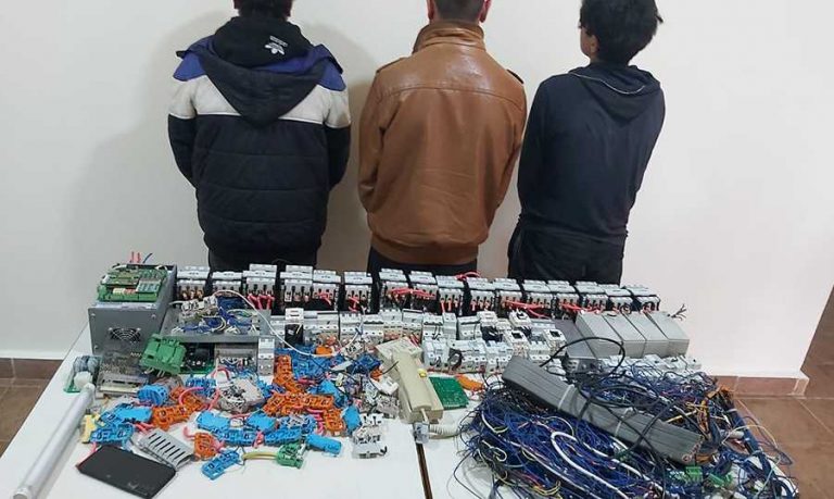 سرقوا كابلات الكهرباء.. فوقعوا بقبضة قوى الأمن