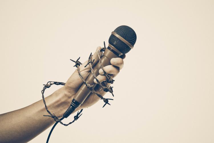 شمّاعة “مُعاداة الساميّة” تطيح حرية الصحافة