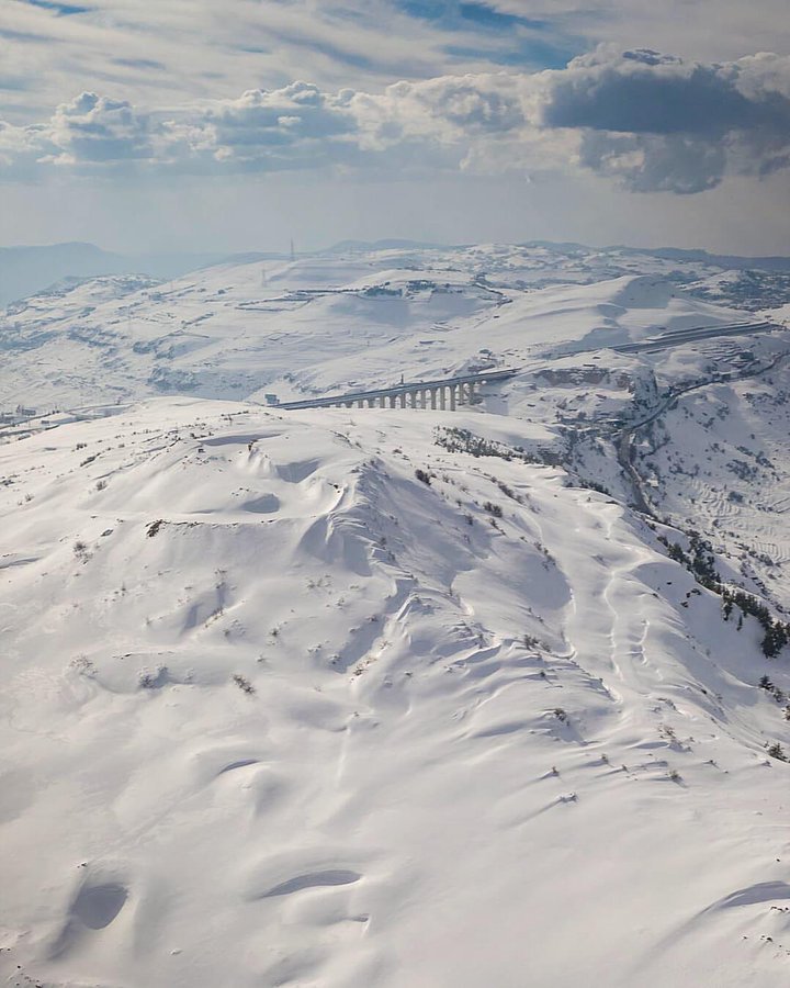 بالفيديو.. رغم الثلوج طريق ضهر البيدر سالكة أمام المركبات المجهزة