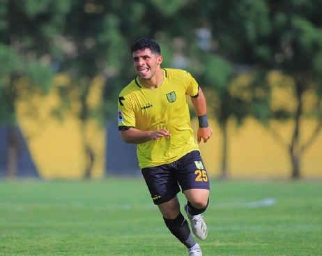 بالفيديو: لاعب يعتدي على مدرب ويلكمه ويسقطه أرضاً!