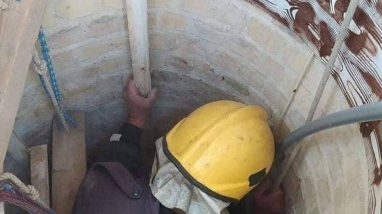 بالصور: إنقاذ عراقي وابنه سقطا داخل بئر مرقد ديني في بابل