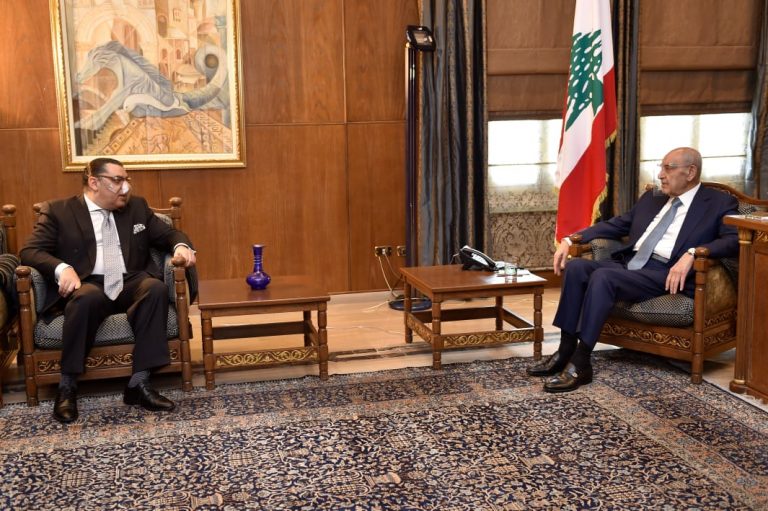 السفير المصري يعلن عن أحدث دفعة مساعدات تصل إلى لبنان عبر جسر جوي وبحري