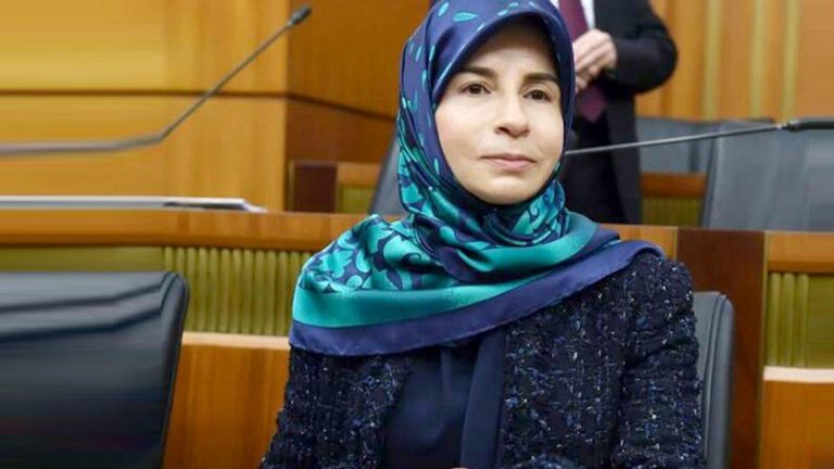 عز الدين تدين قرار احد المجمعات التجارية بحق فتاة محجبة