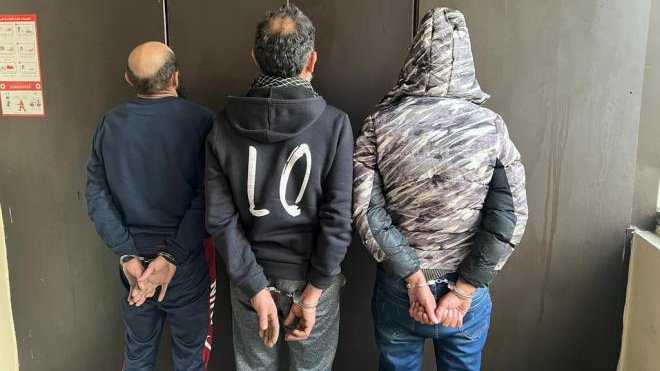 عصابة لسرقة الأسلاك الكهربائية بقبضة الأمن