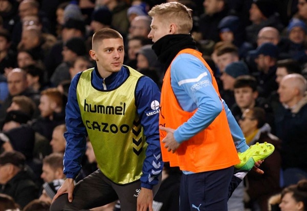 بالفيديو: لحظة مؤثرة بين نجمي أوكرانيا في الدوري الإنكليزي