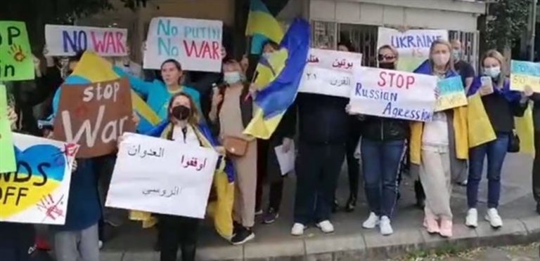 بالفيديو: وقفة احتجاجية للجالية الأوكرانية أمام السفارة الروسية في بيروت