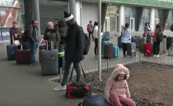 بالفيديو: مسافرون عالقون بمطار كييف