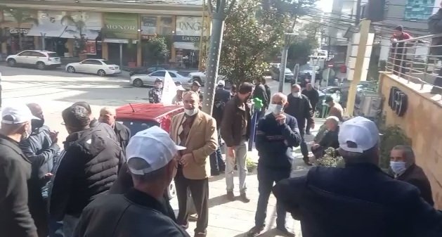 بالصورة: متقاعدو قوى الأمن دخلوا إلى إدارات عدد من المصارف