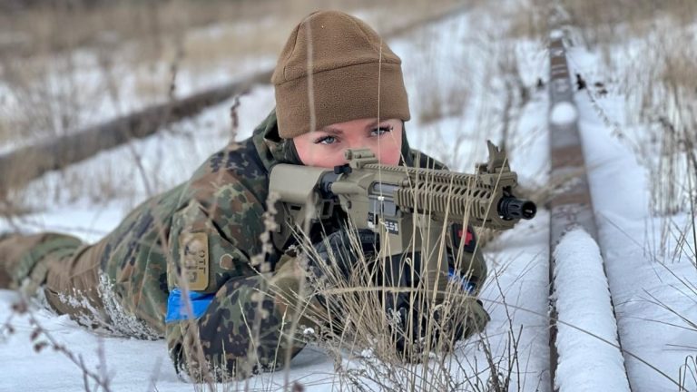 بالصور: ملكة جمال أوكرانيا تحمل السلاح للدفاع عن بلدها