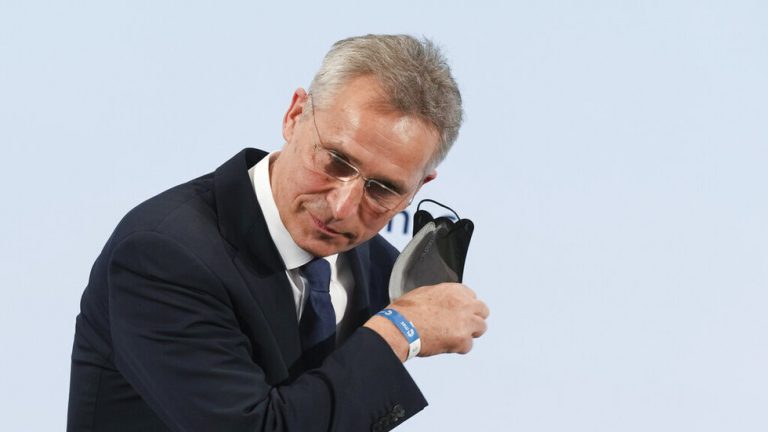 الناتو يدعو روسيا سحب قواتها من الحدود الأوكرانية