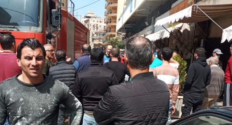 في صيدا.. إصابة 4 أشخاص بحريق في محل لصناعة القشطة