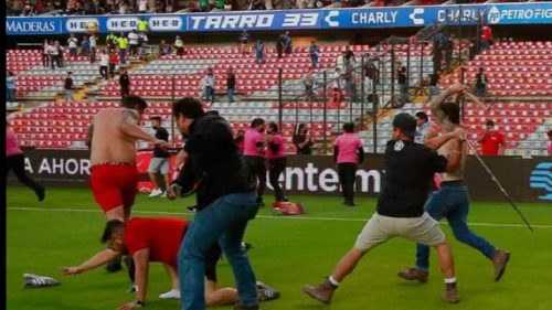 بالفيديو: مباراة كرة قدم في المكسيك تتحول إلى ملاكمة جماعية!