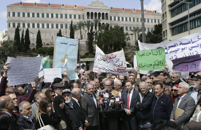 المساعدة الاجتماعية تبخّرت.. فهل تحتوي الحكومة غضب الشارع؟