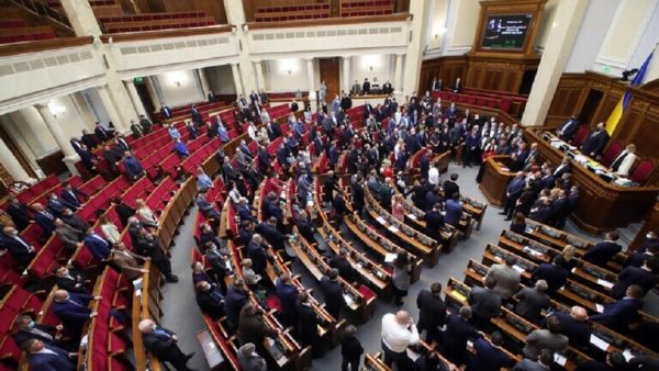 تعليق أنشطة عدد من الأحزاب السياسية في أوكرانيا