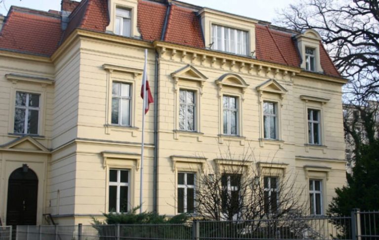 سفير لبناني “عميل”.. وديبلوماسية زارت فلسطين المحتلة؟!