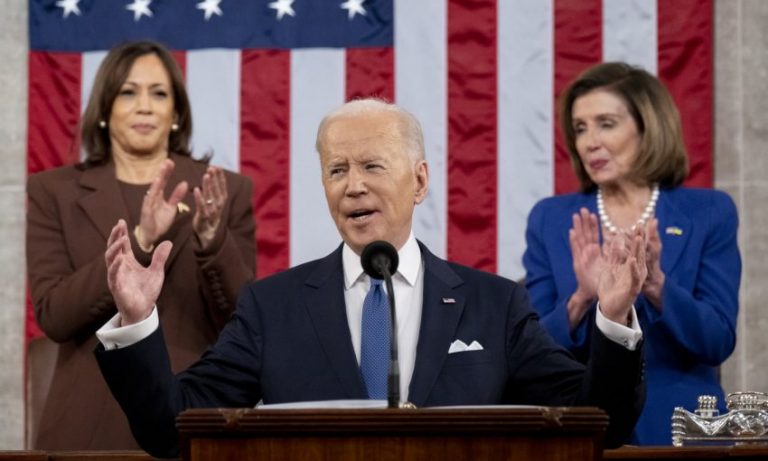 بالفيديو: بايدن يخلط بين الأوكرانيين والإيرانيين ونائبة الرئيس تخفي ضحكتها