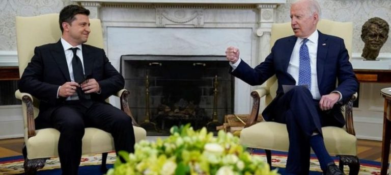 بايدن باتصال مع زيلينسكي: سنحاسب روسيا