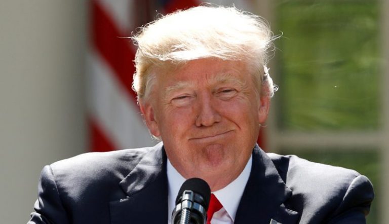 بتهمة علاقة جنسية.. ترامب يسلّم نفسه للقضاء