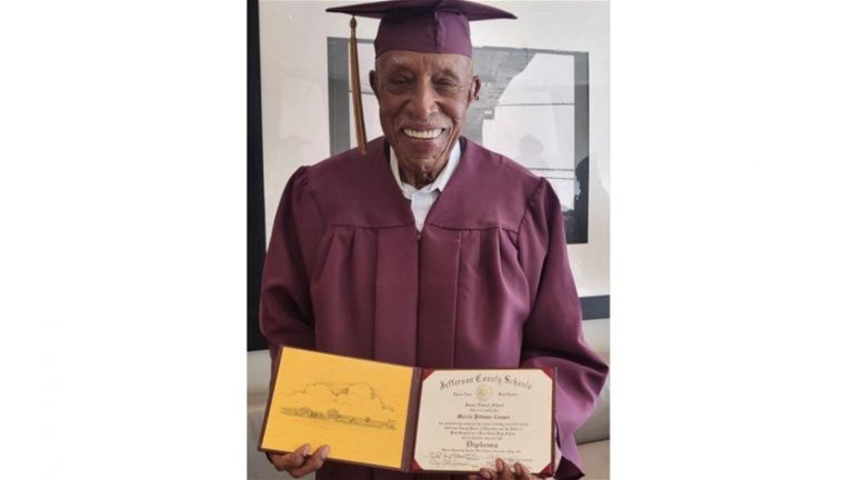 لا مستحيل امام الطموح.. حصل على الشهادة الثانوية في عمر الـ101!