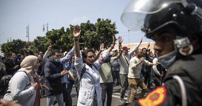 تظاهرات مطلبية تودي بـ 25 مدرّساً مغربياً إلى السجن!