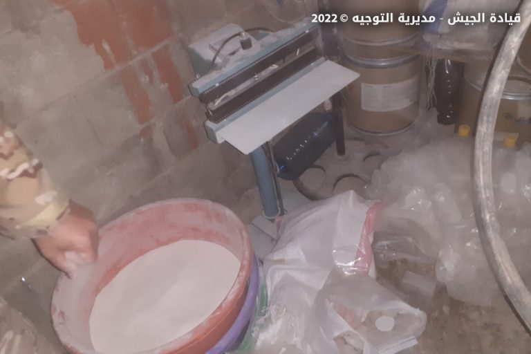 بالصور: الجيش يضبط معملٍ لتصنيع الكبتاغون في بعلبك