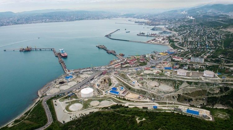 النفط ارتفع في تعاملات مضطربة بعد تعطل خط أنابيب بحر قزوين