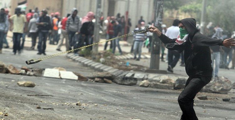 أبناء مخيم قلنديا يتصدّون لاقتحام قوات الاحتلال الإسرائيلي