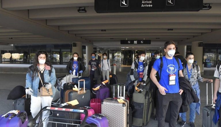 أهالي الطلاب العائدين من الخارج: لاستيعاب أبنائنا في “اللبنانية”