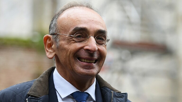 بالفيديو: مواطن يكسر بيضة على رأس مرشح للرئاسة الفرنسية