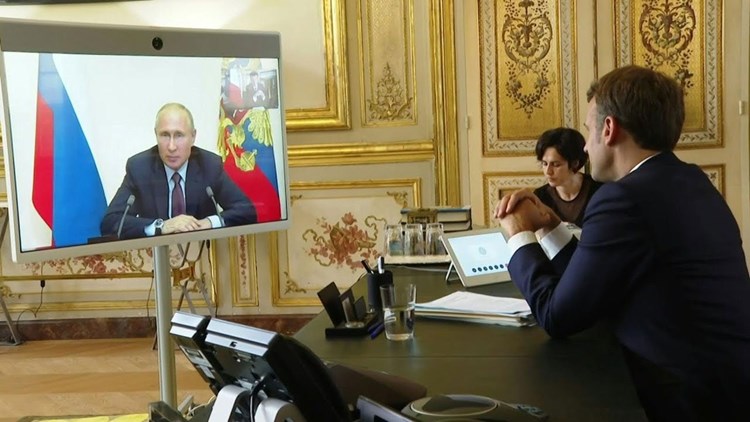 اتصال بين ماكرون وبوتين تناولا خلاله الأزمة الأوكرانية
