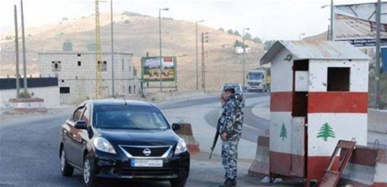 سرق سيارة وفرّ فأوقفه حاجز ضهر البيدر