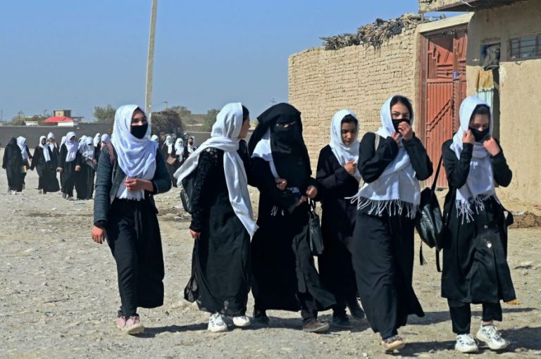 “طالبان” تغلق مدارس الفتيات بعد ساعات من إعادة فتحها
