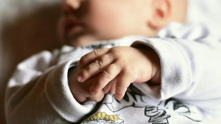 أقدما على بيع طفلتهما حديثة الولادة.. فأوقفتهما فصيلة بعلبك