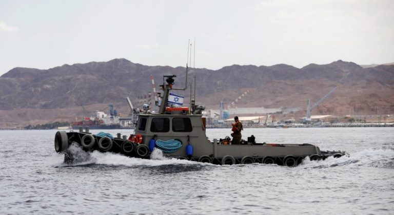 زورق معادٍ خرق المياه الاقليمية قبالة رأس الناقورة