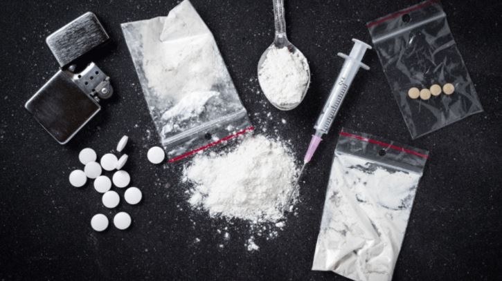 مداهمة مجمع سياحي في حالات وضبط كمية من المخدرات وتوقيف مروجيها