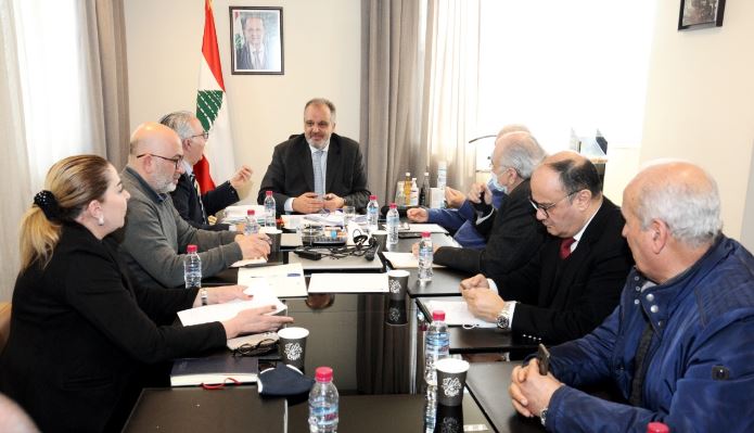 بوشكيان بحث مع الصناعيين القرار المتعلّق بتصدير المواد الغذائية