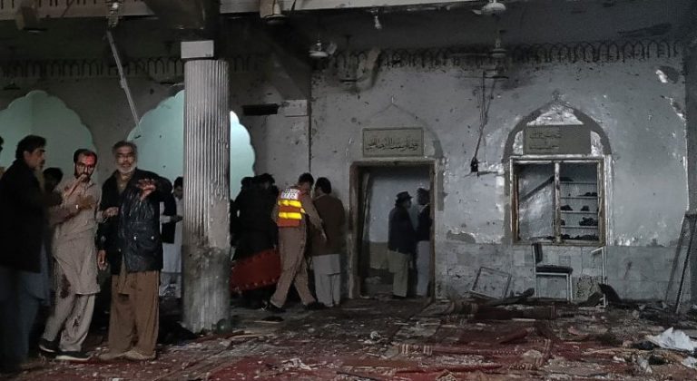 “داعش” يتبنى هجوم مسجد باكستان
