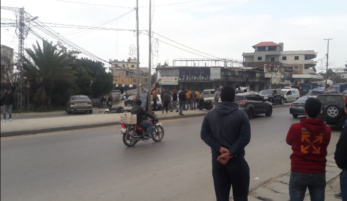 قطع أوتوستراد المنية احتجاجاً على إغلاق محطات الوقود أبوابها