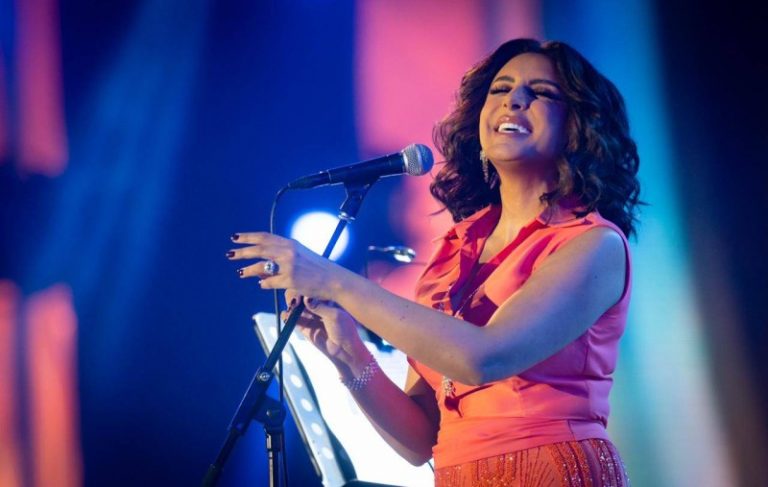 بالفيديو: أنغام توقف حفلها وتغادر بسبب الجمهور