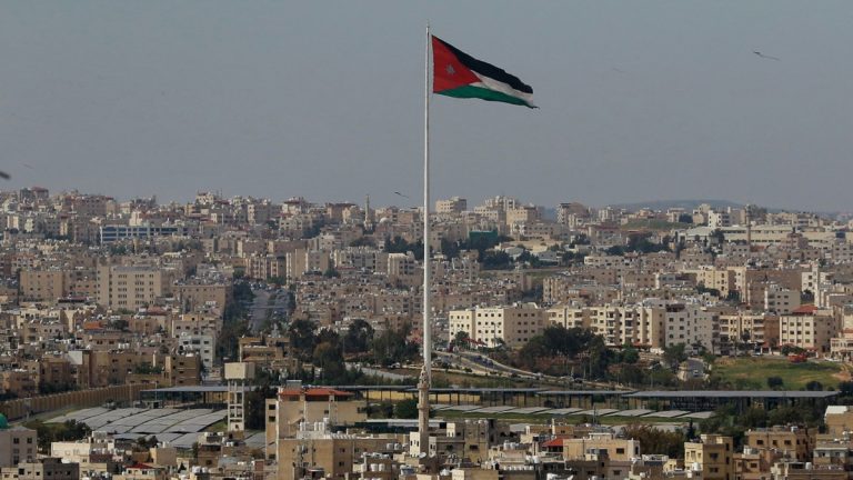 ملك الأردن يتوجه لمتابعة أمور المبنى السكني المنهار