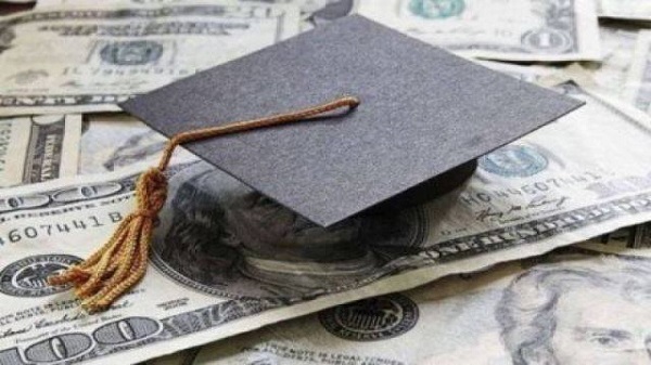 أهالي الطلاب في الخارج: لتوقيع القانون الطالبي المعدل